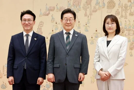 김민석 현부인 이태린 여사가 이재명 대통령과 함께 기념촬영하는 이미지.